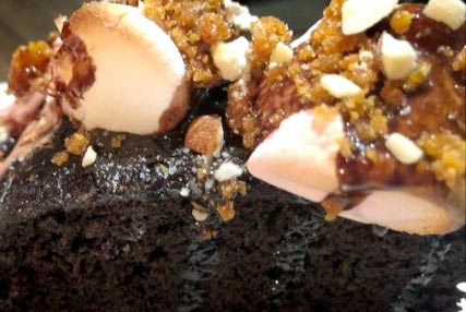 Brownie und Marshmellow mit Karamellsoße