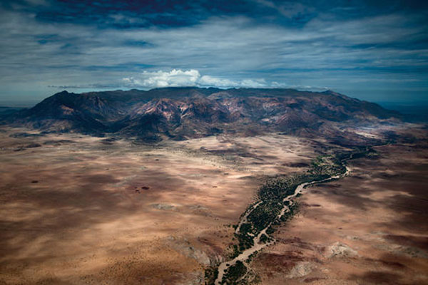 Beindruckende Luftaufnahme der Brandberg Region im Damaraland Namibia