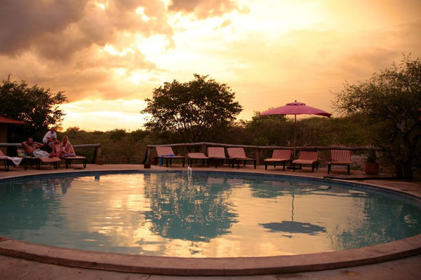 Auf der Mopane Lodgein Namibia bei Sonnenuntergan