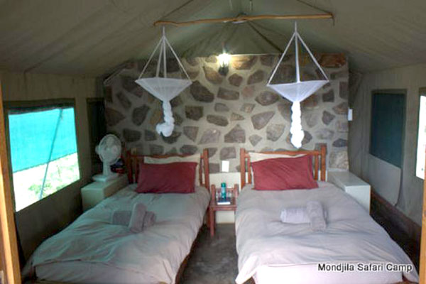 Eine ganz einfach Unterkunft in einem wilden Camp in Namibia