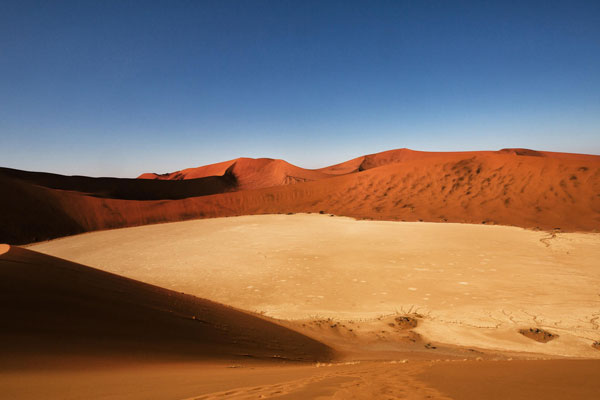Die Wüste in Sossuvlei in Namibia unter blauem Himmel