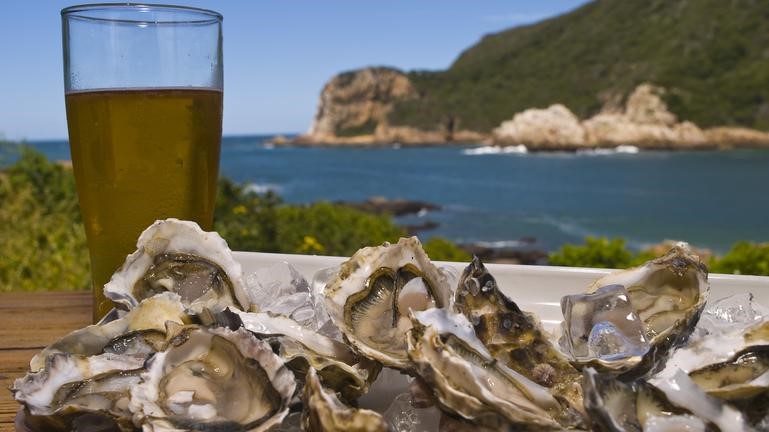 Austernessen in Knysna mit BLick auf den indischen Ozean
