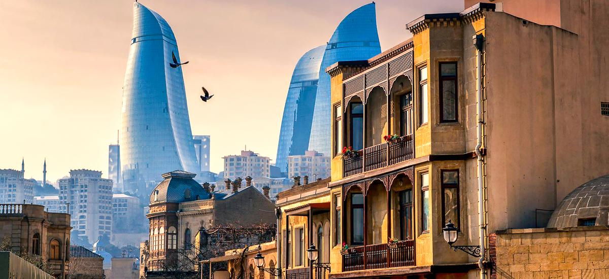 Armenien im Kaukasus Altstadt Baku und Wolkenkratzer