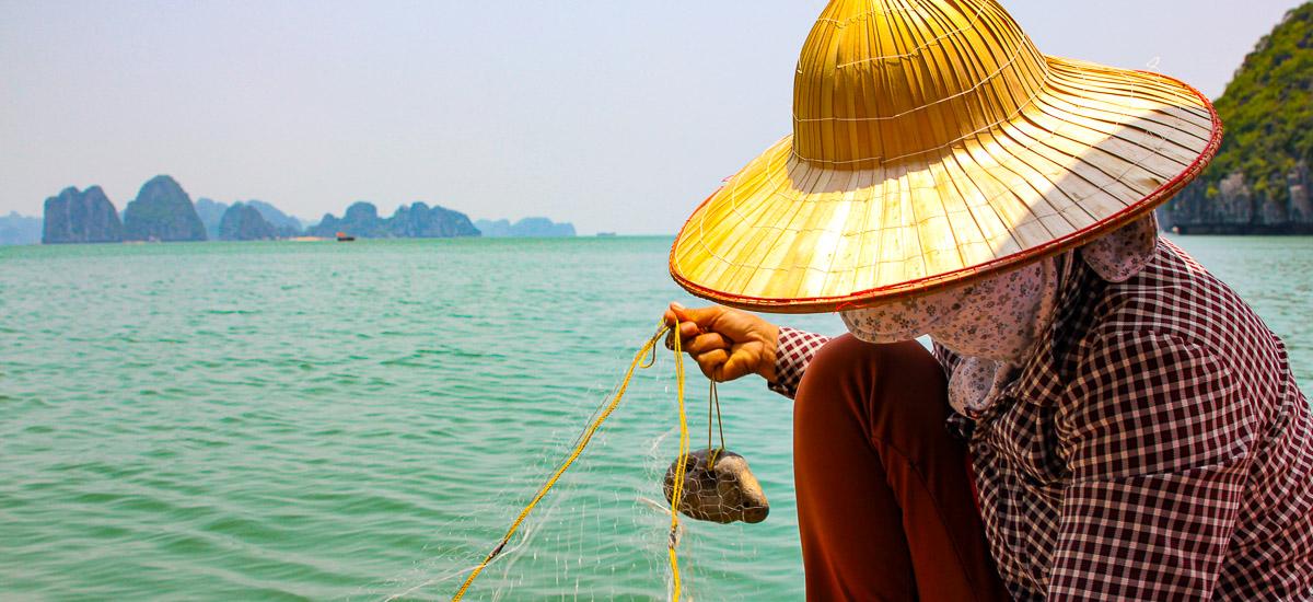 Eine Fischerin in Vietnam in der Halong Bucht